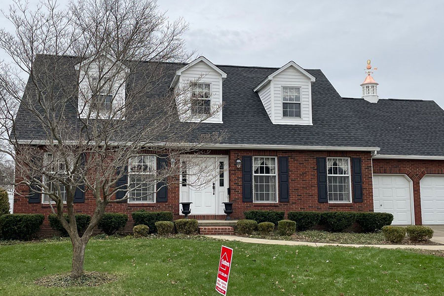 A residential home in Springfield, IL that has had the roof replaced with high-quality shingles by Sutton's. A properly installed roof to prevent ice dams.
