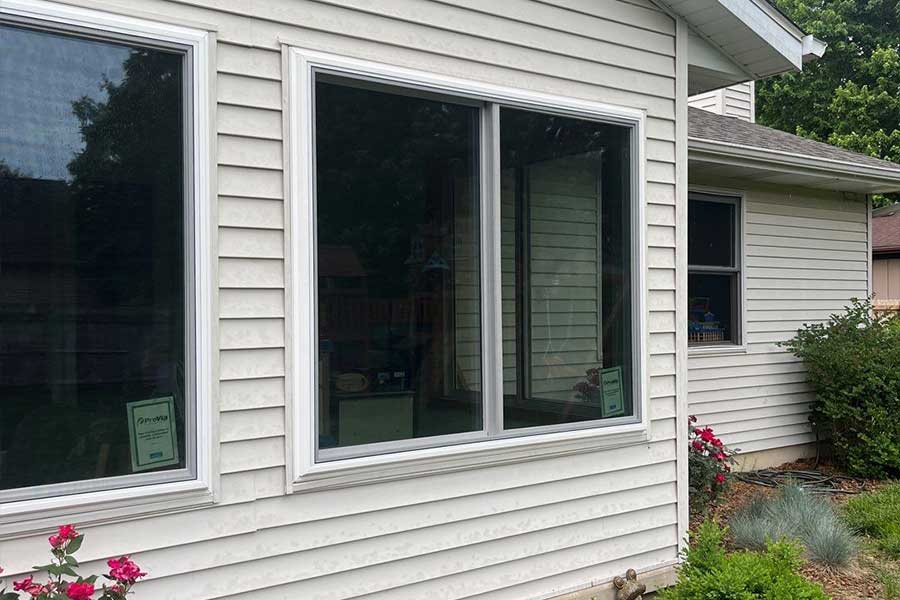 Brand new full replacement windows installed on a vinyl siding home in Springfield, IL by a window contractor.