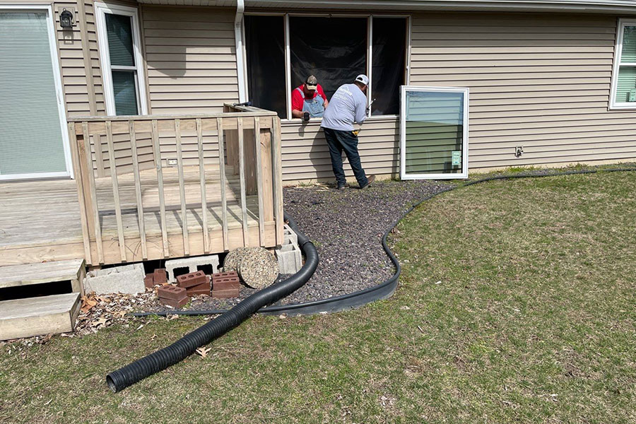 Qualified technicians work together to replace the windows in this one-story ranch home in Springfield, IL.